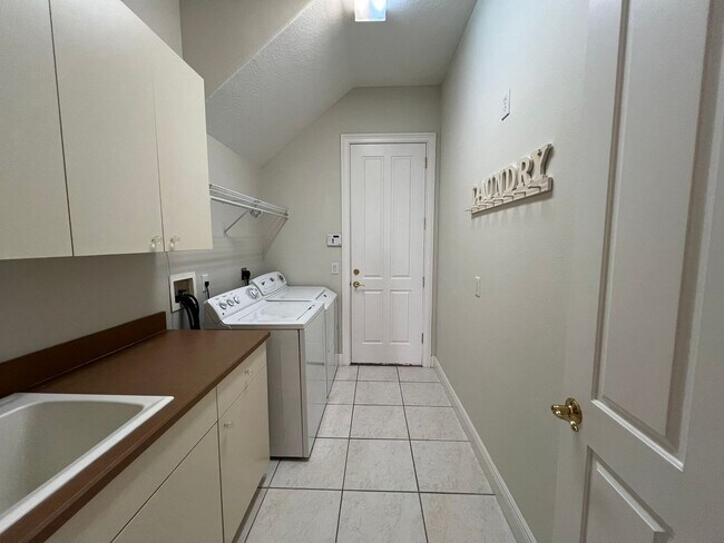 Building Photo - GORGEOUS SINGLE FAMILY HOME - PROPERTY  FU...