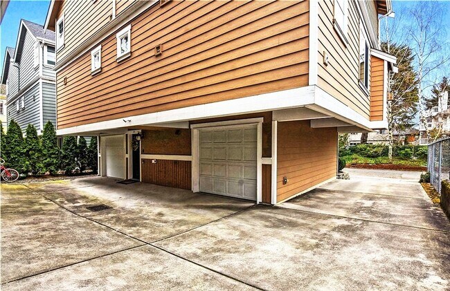 Building Photo - Live Between Lake Washington and Downtown Seattle, The Best of Both Worlds!