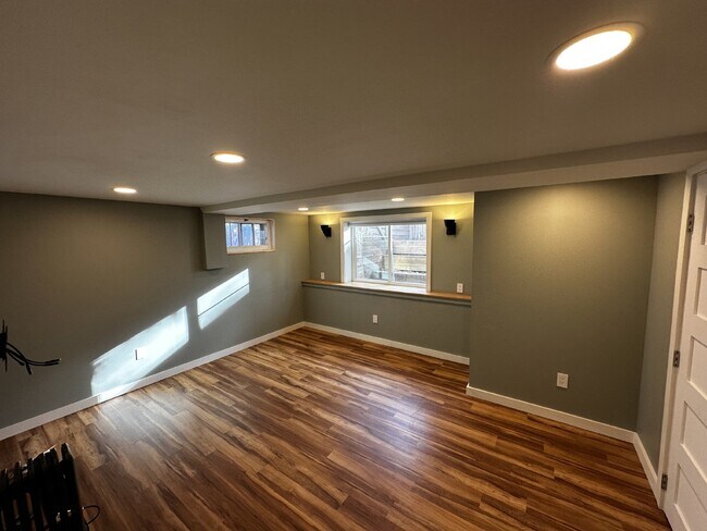 Building Photo - AVAILABLE NOW! "Charming 3-Bedroom Oasis with 2 Full Baths in the Sunset Neighborhood!"