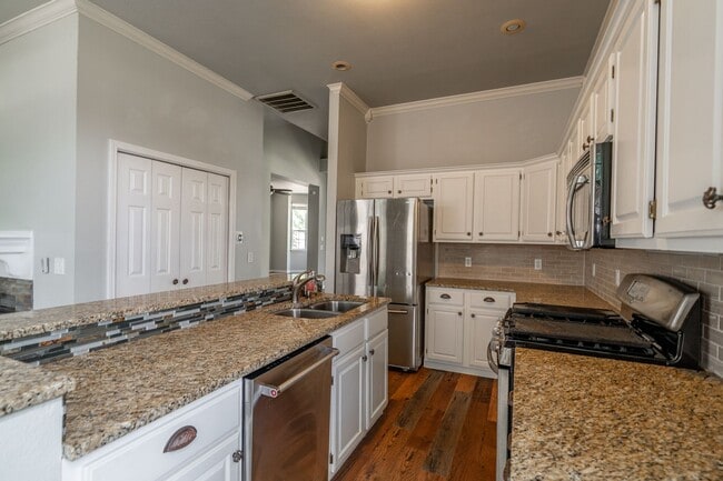 Building Photo - Fabulous & Spacious 4 Bedroom home in Har-Ber Meadows w/bonus room!