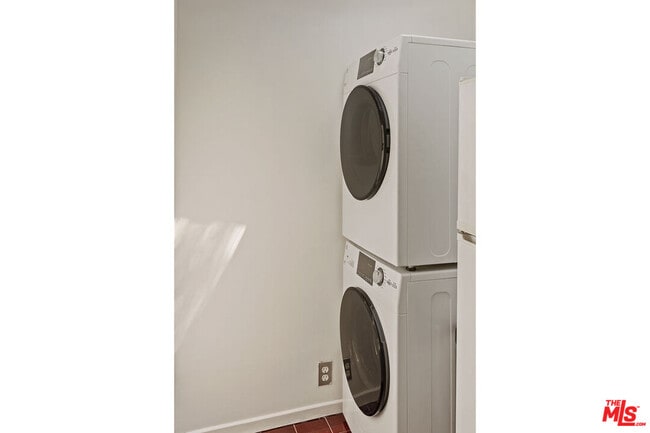 Building Photo - 1448 Angelus Ave