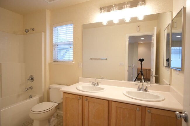 Building Photo - Charming 4-bedroom, 2.5-bathroom home