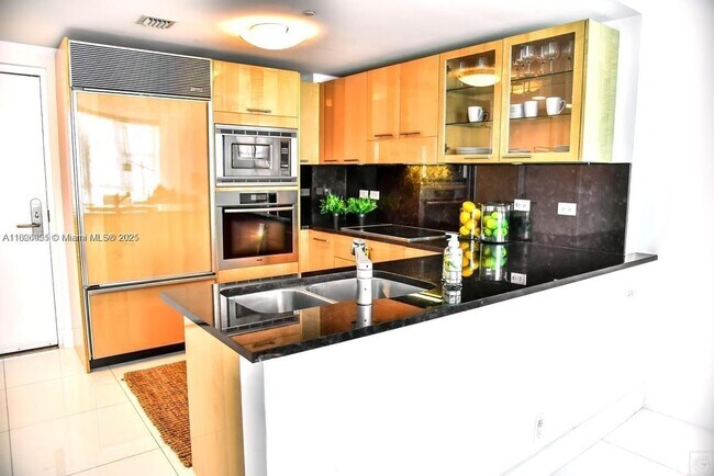 Building Photo - 6801 Collins Ave