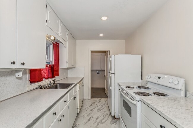 Building Photo - Bright and Spacious 2 Bedroom Duplex!