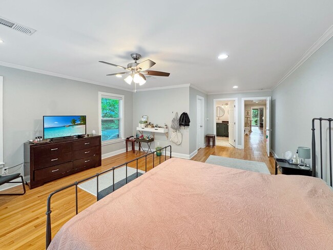 Building Photo - Large 4 bedroom, 3 bath home recently updated near Chickasaw Gardens