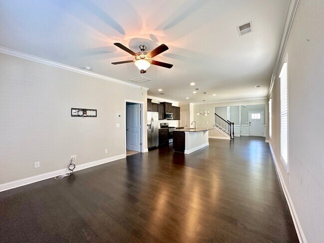 Building Photo - Beautiful 4 bedroom, 3 bath townhome end u...