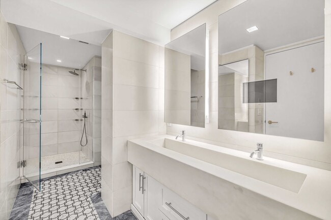 Building Photo - 400 E 67th St
