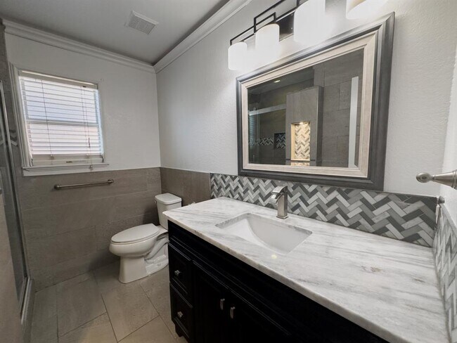 Building Photo - 3806 Fieldcrest Dr