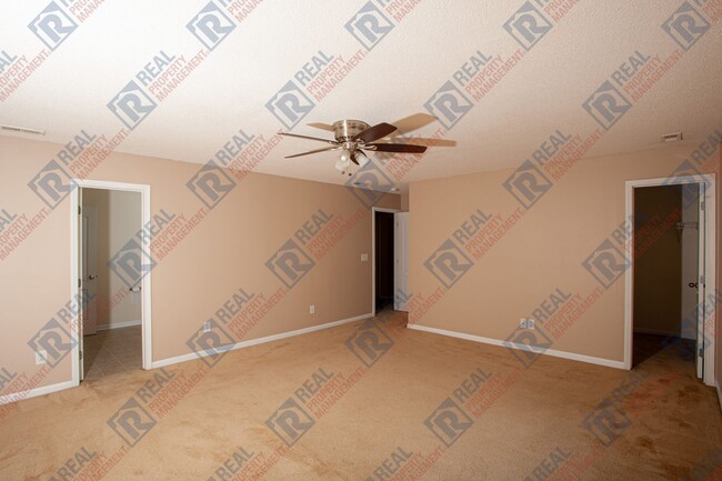 Building Photo - $2,500 – 4 Bed / 2.5 Bath house in South E...