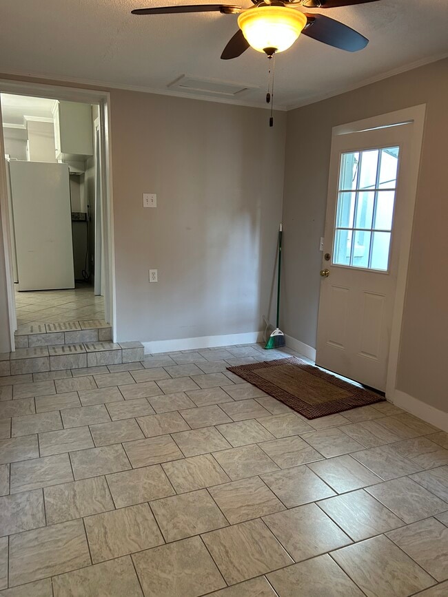 Building Photo - 661 Adluh St