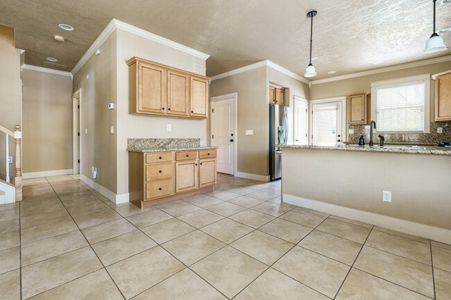 Building Photo - 994 E Winding Creek Dr