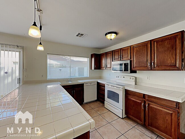 Building Photo - 2742 S Las Flores