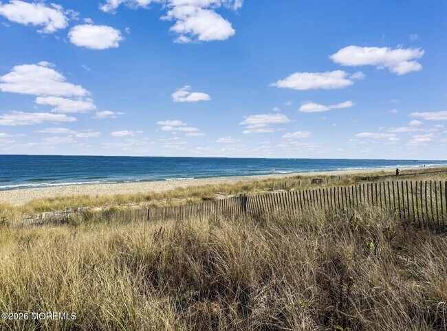 Building Photo - 985 East Ave