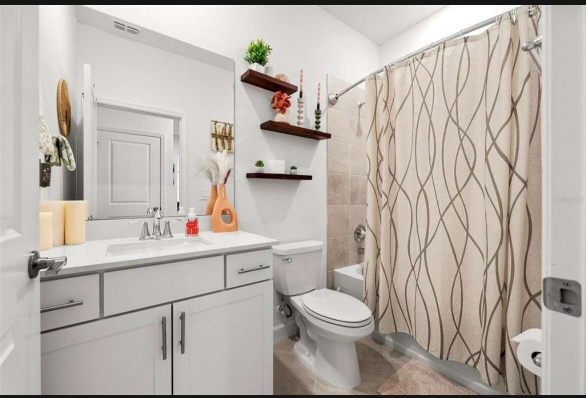 Hall bath - 15246 Serene Shores Loop