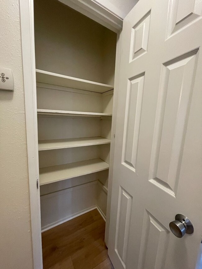 Building Photo - Delightful 2 Bedroom! Recently Updated!! Move In Special!!!