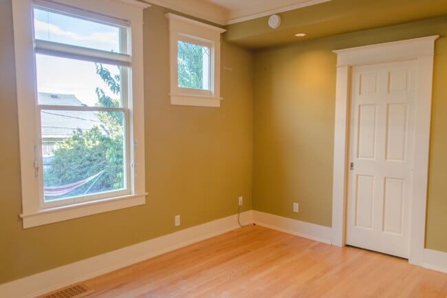 Building Photo - 4Bd/2.75Ba Seattle House