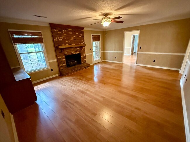 Building Photo - 4 Bedroom Brick Home in Alice Drive Area!