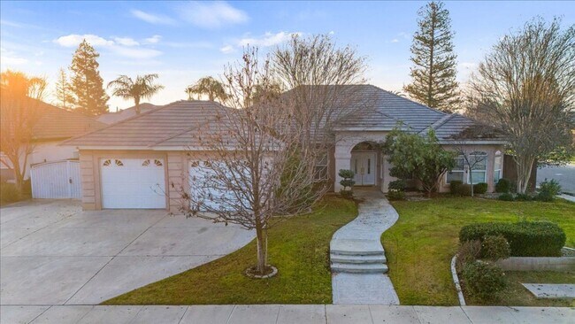 Building Photo - West Bakersfield Custom Home for Rent Available Now!