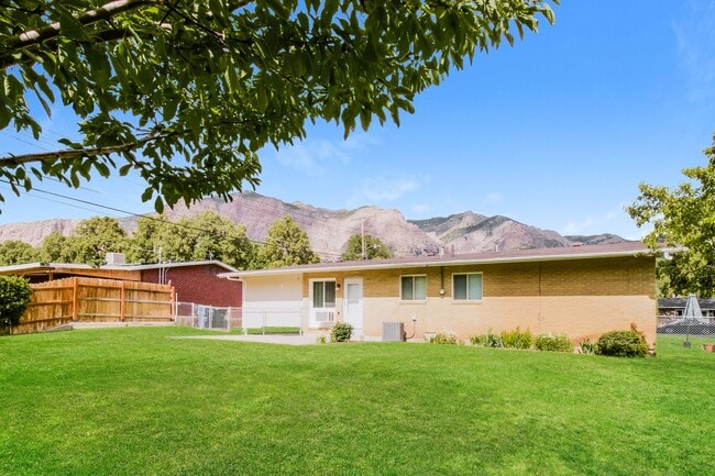 Building Photo - Cozy 3 Bed, 1 Bath Pet-Friendly Home with ...
