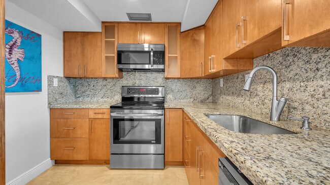 Building Photo - 525 N Ocean Blvd