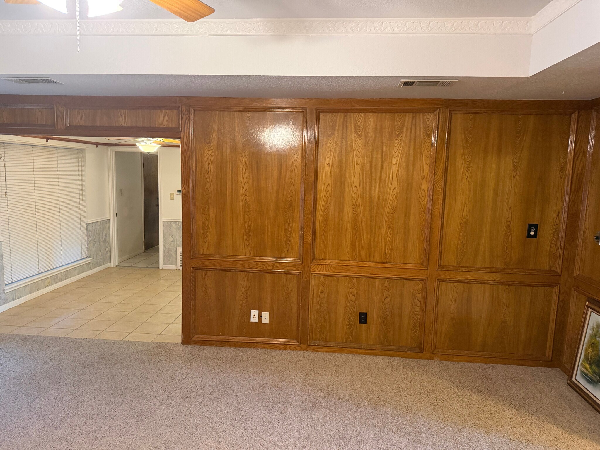 Building Photo - Room in House on Magic Hill Dr