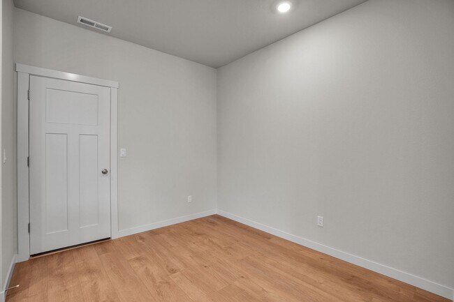 Building Photo - MODERN TIGARD TOWNHOME | ATTACHED 2-CAR GARAGE | FIREPLACE | PRIME LOCATION