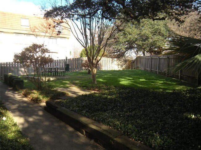 Building Photo - Beautiful 1BD / 1BA - W/D - North Campus - Law School - Engineering - $1495