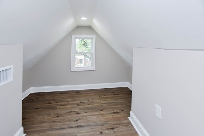 Building Photo - 4 Bedroom 2.5 Bathroom Open Floor Plan 3 S...