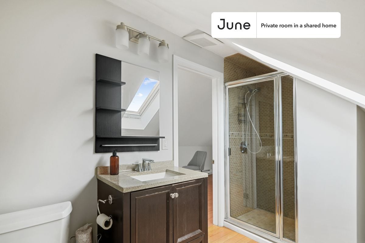 Building Photo - Room in Shared 5 bed/2 bath home