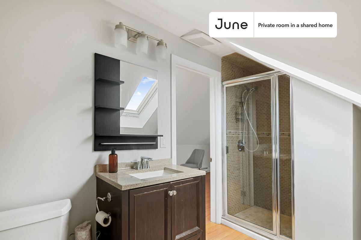 Building Photo - Room in Shared 6 bed/2 bath home