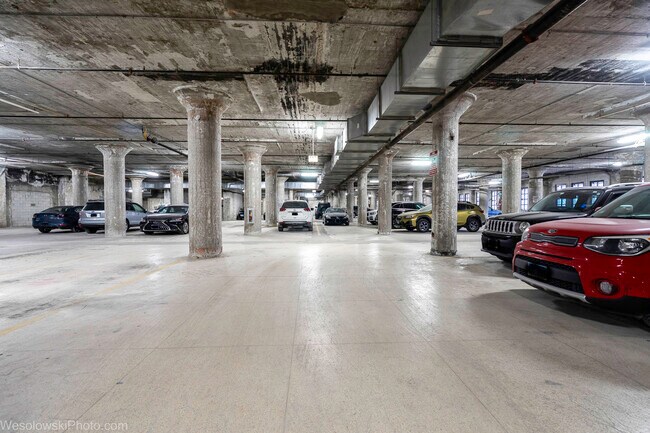 Building Photo - 758 N Larrabee St