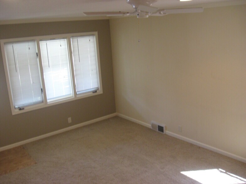 Building Photo - 5633 Parker St