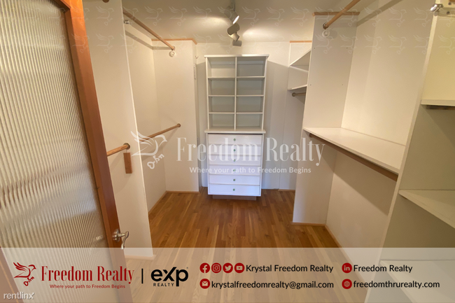 Building Photo - 3 br, 2 bath Triplex - 1765 Los Feliz Driv...