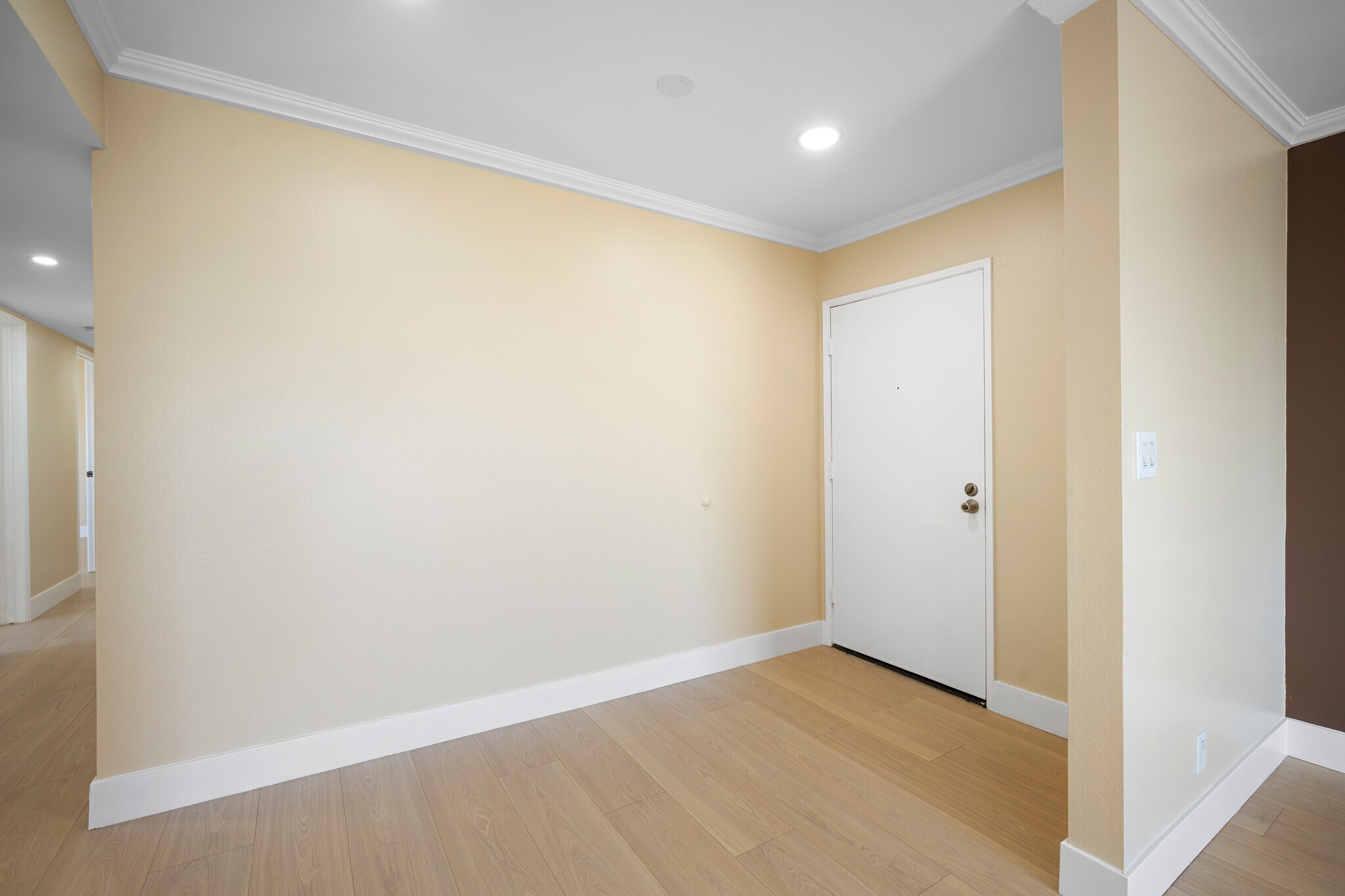 Building Photo - 635 E Elmwood Ave