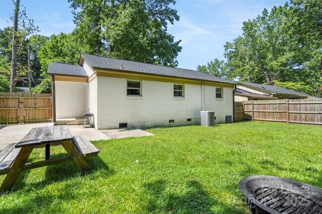 Building Photo - 2521 Dora Dr