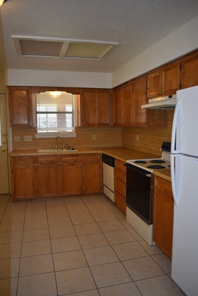 Building Photo - 907 Crymes Ln