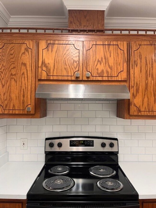 Building Photo - Conveniently located close to shopping, schools, etc.