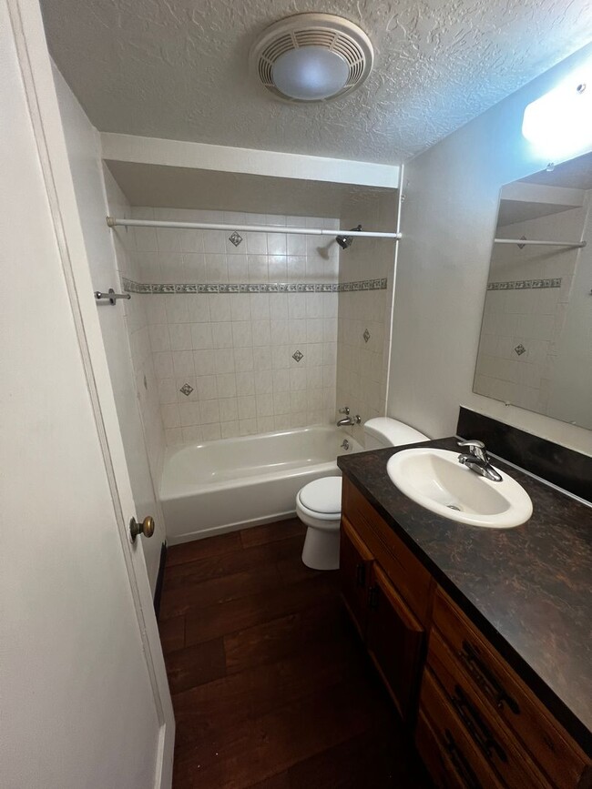 Building Photo - 422 S 5th Ave