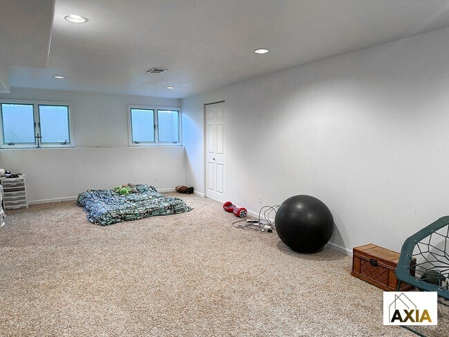 Building Photo - Spacious Home Right on the Park!