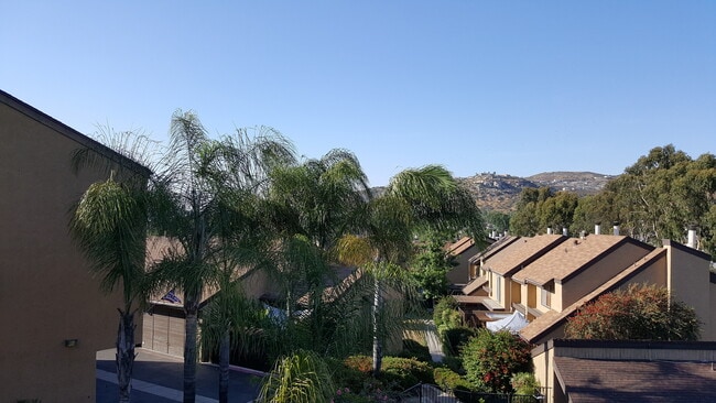 Building Photo - 2 Bed/1.5 Bath Townhouse