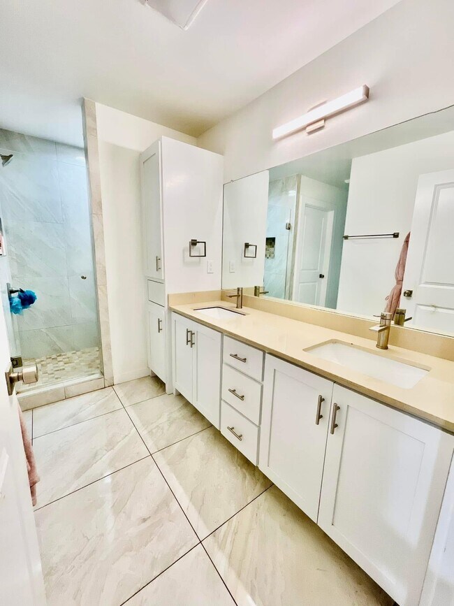 Building Photo - 403 Graneros Ave