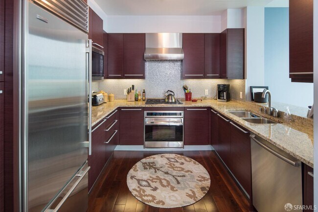 Building Photo - 425 1st St