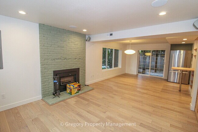 Building Photo - 604 9th Ave