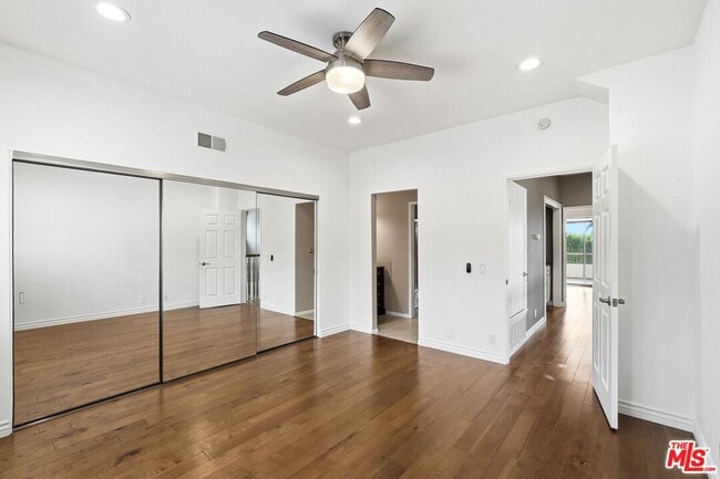 Building Photo - 6505 Beachview Dr