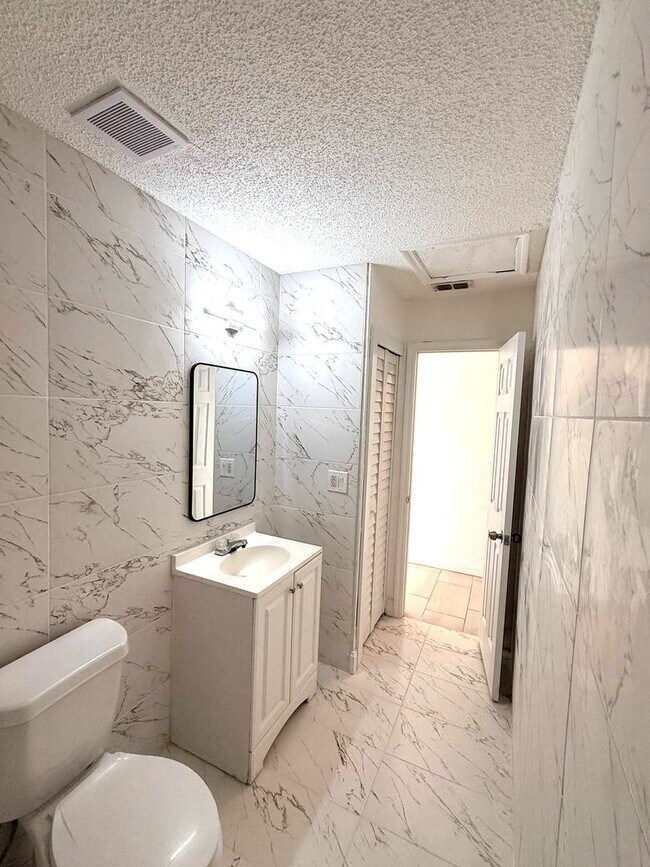 Building Photo - 2nd St