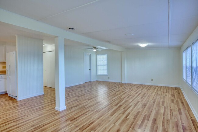 Building Photo - Waterfront Cottage - Newly Renovated!