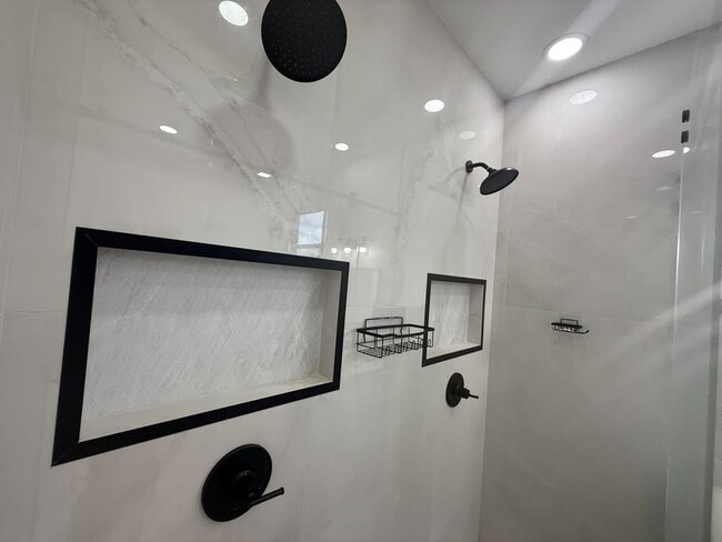 Building Photo - 1550 Center Rd