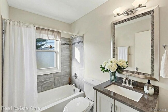 Building Photo - 421 W Kalama Ave