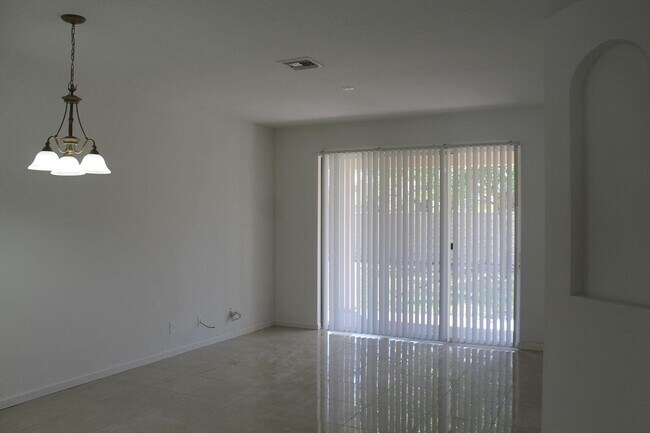 Building Photo - 1804 SW Jamesport Dr