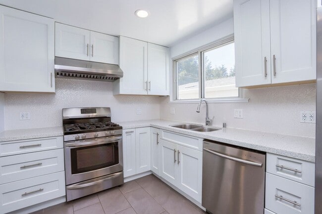Building Photo - 4 Bed / 2 Bath Daly City Home With Stunnin...